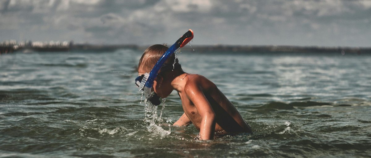 snorkelende jongen